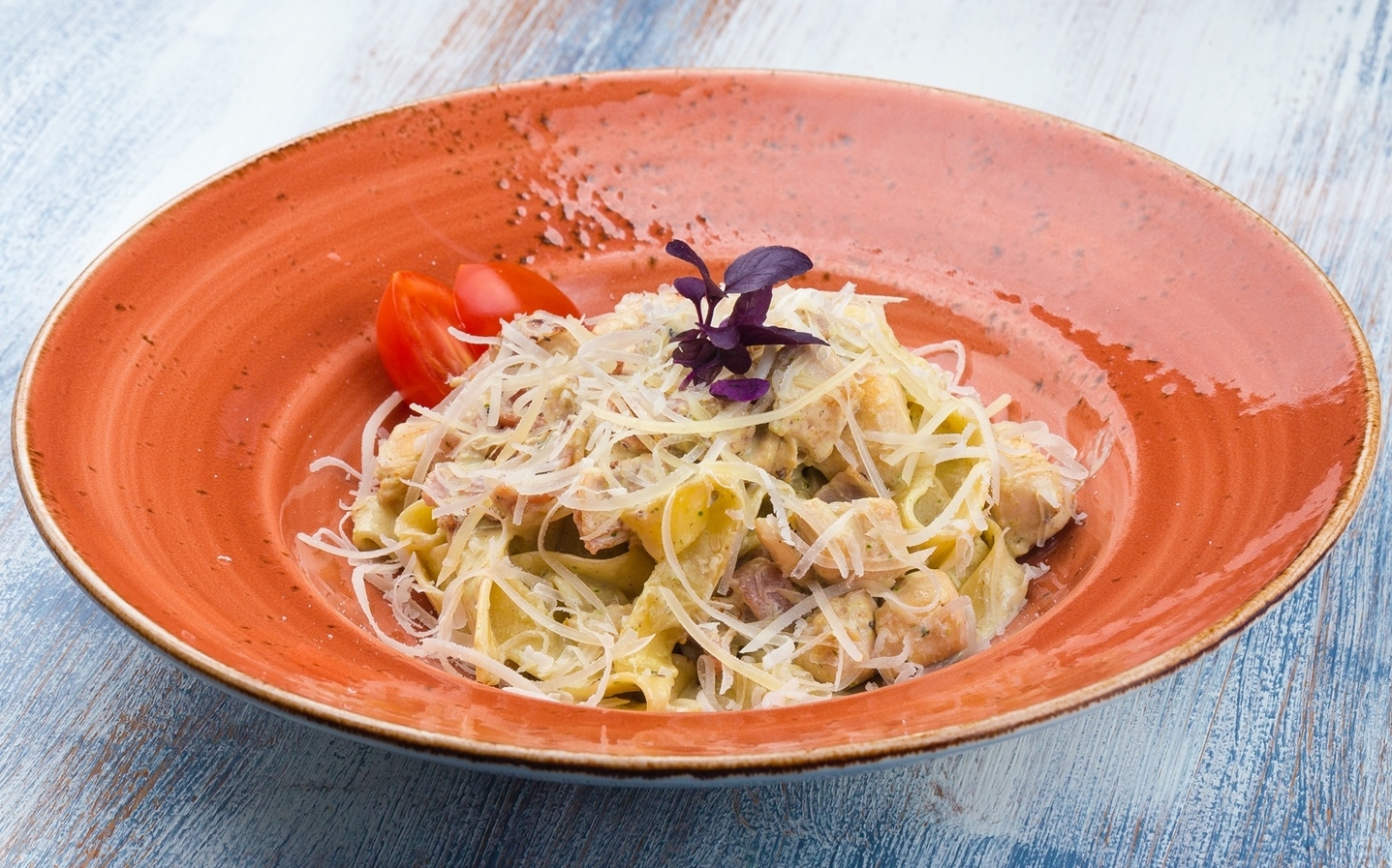 Паста с курицей, беконом в сливочном соусе с добавлением песто, 300 г